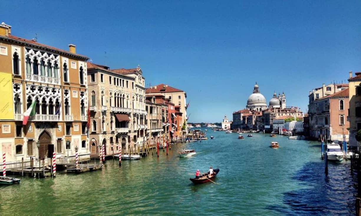 Tipp 5: Venedig. Nur eine Flugstunde ab Zürich entfernt bietet Venedig Romantik, Kunst, Kultur, Strand, köstliche italienische Küche und Dolce Vita in einem.