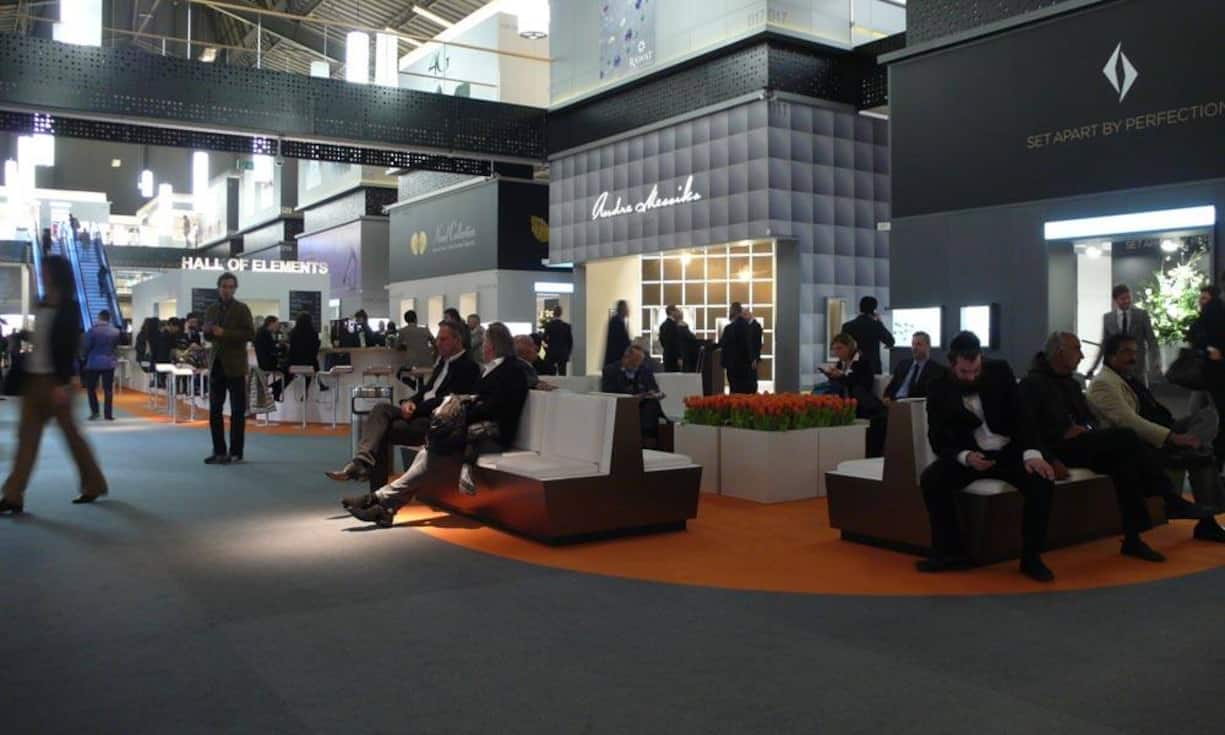 An der Messe steht die gesamte Schmuck- und Uhrenindustrie im internationalen Schaufenster. In der «Hall of Elements» stellen Juweliere aus.