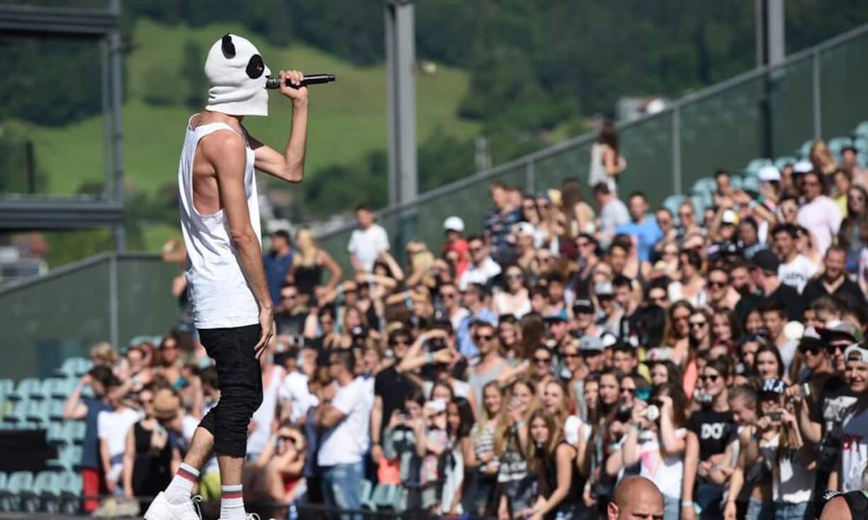 Einen kurzen Anreiseweg hat Rapper Cro. Die Komödie «Unsere Zeit ist jetzt» dreht sich um die Verfilmung seines Lebens – ein Genre-Mix aus Fiktion und Dokumentation.