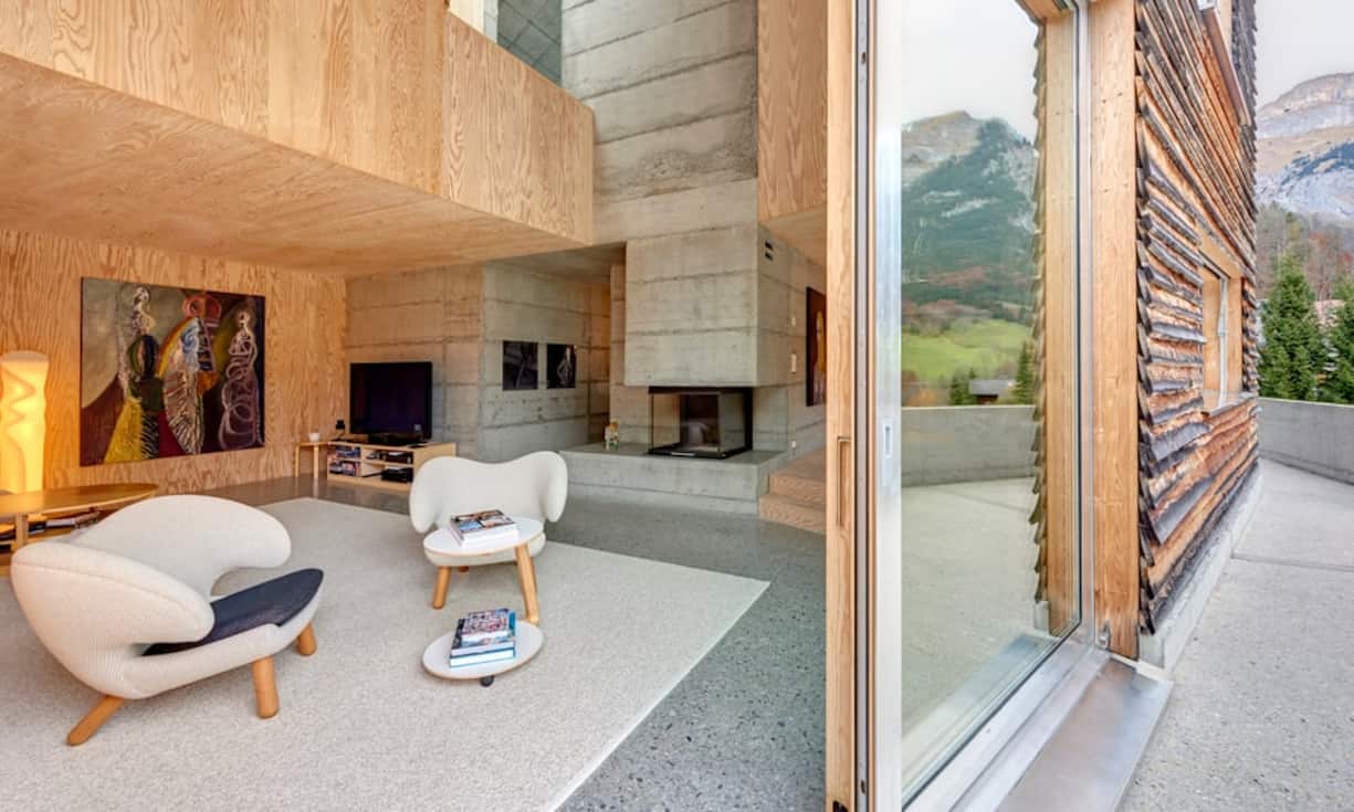 Das Wohnzimmer ist hell und lädt zum Entspannen ein.