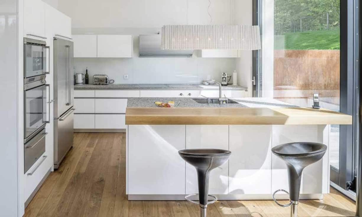 Die Innenausstattung ist in hochwertigen Materialien gehalten. Die Bodenbeläge sind aus Parkett oder Stein. Das Obergeschoss bietet Zugang zu einem rundherum laufenden Balkon.