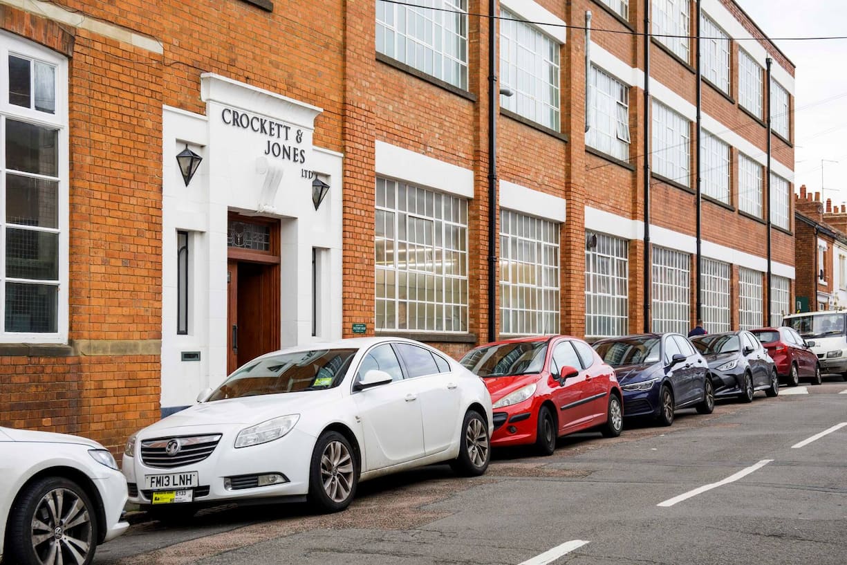 Die Fabrik liegt mitten in einem Wohngebiet.