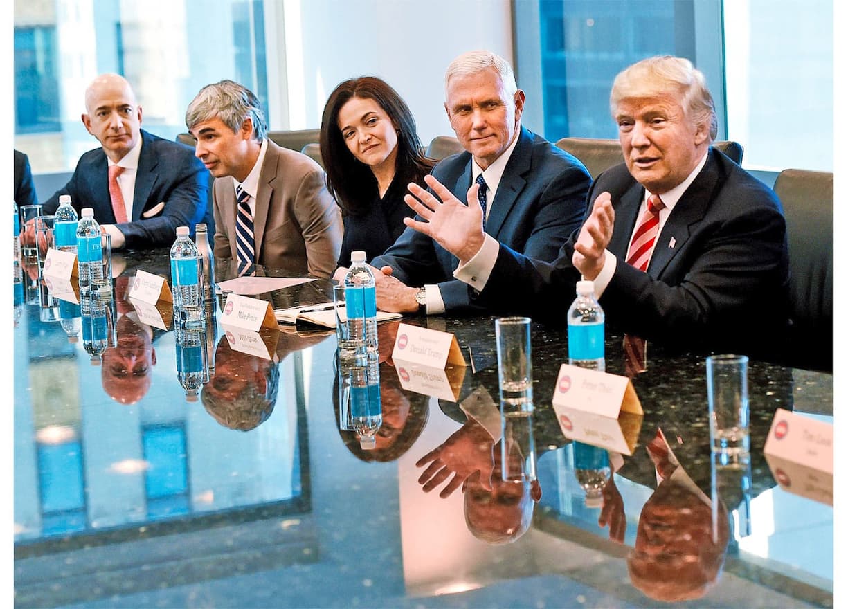 Amazon-Gründer Jeff Bezos, Google-Gründer Larry Page, Facebook-COO Sheryl Sandberg (v.l.) bei US-Präsident Donald Trump und seinem Vize Mike Pence.