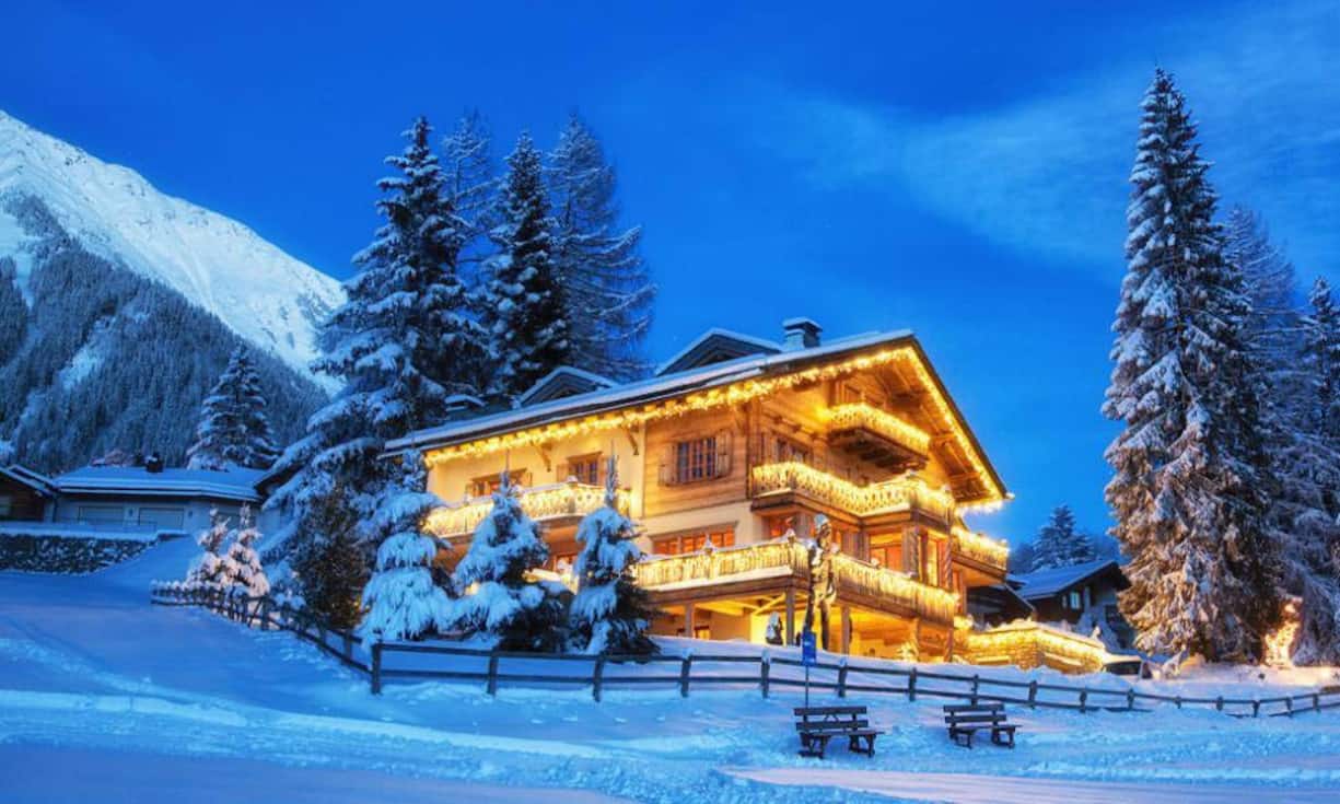 Chalet Eugenia in Klosters, Schweiz - 262'000 Franken pro Woche:Spielerische Eleganz und Stil erinnert an vergangene Zeiten. Das Chalet hat sechs grosse Zimmer mit eigenen Bädern und bietet Platz für zwölf Gäste – betreut von einem sechsköpfigen Team. Der Eintritt ins Wellness-Bad ist frei.    luxurylaunches.com