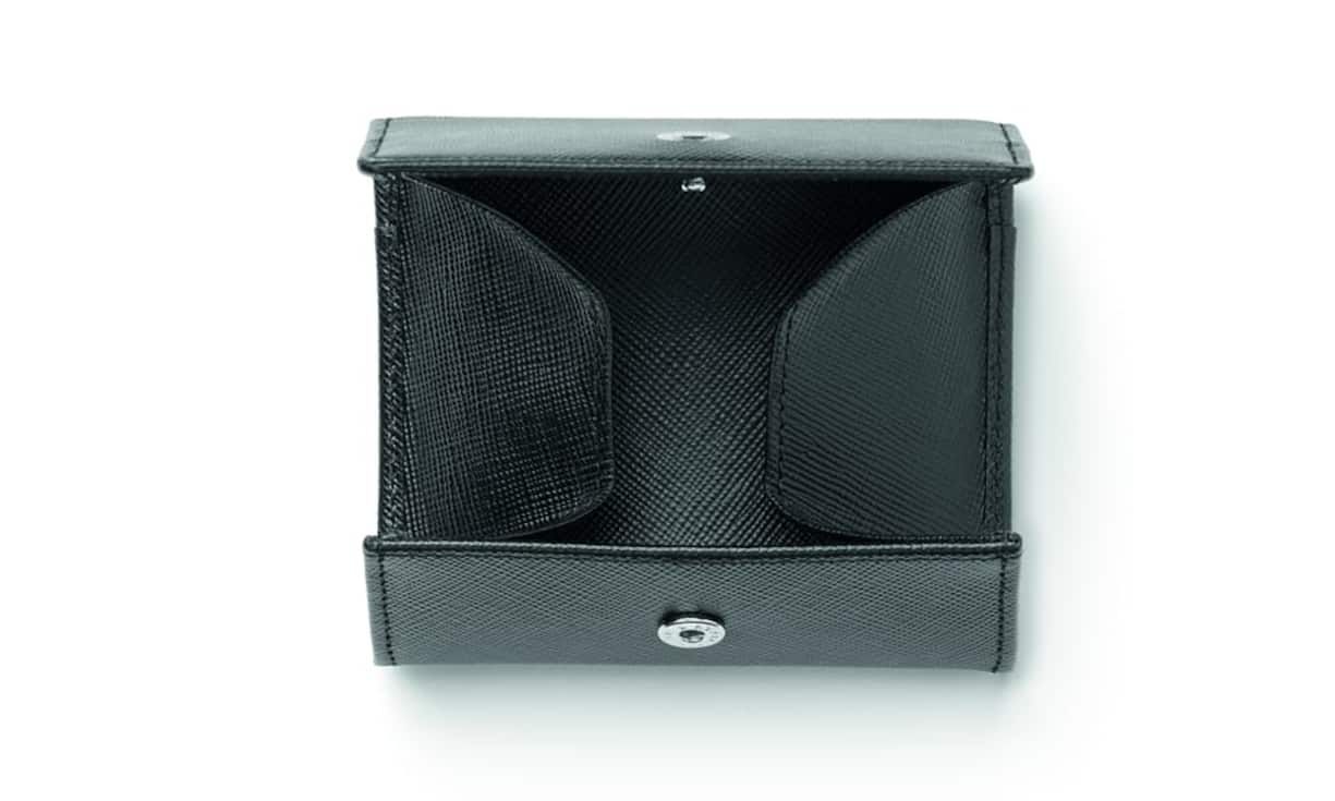 Praktisch: Graf von Faber-Castell Wer sein Hartgeld gerne getrennt vom Portemonnaie trägt, ist mit dieser Münzbörse aus italienischem Kalbsleder und Innenfutter aus Viskoseseide gut beraten. Besonderes Highlight: der Zierknopf mit dem Schriftzug Graf von Faber Castell mit dem gräflichen Wappen. Preis 110 Franken