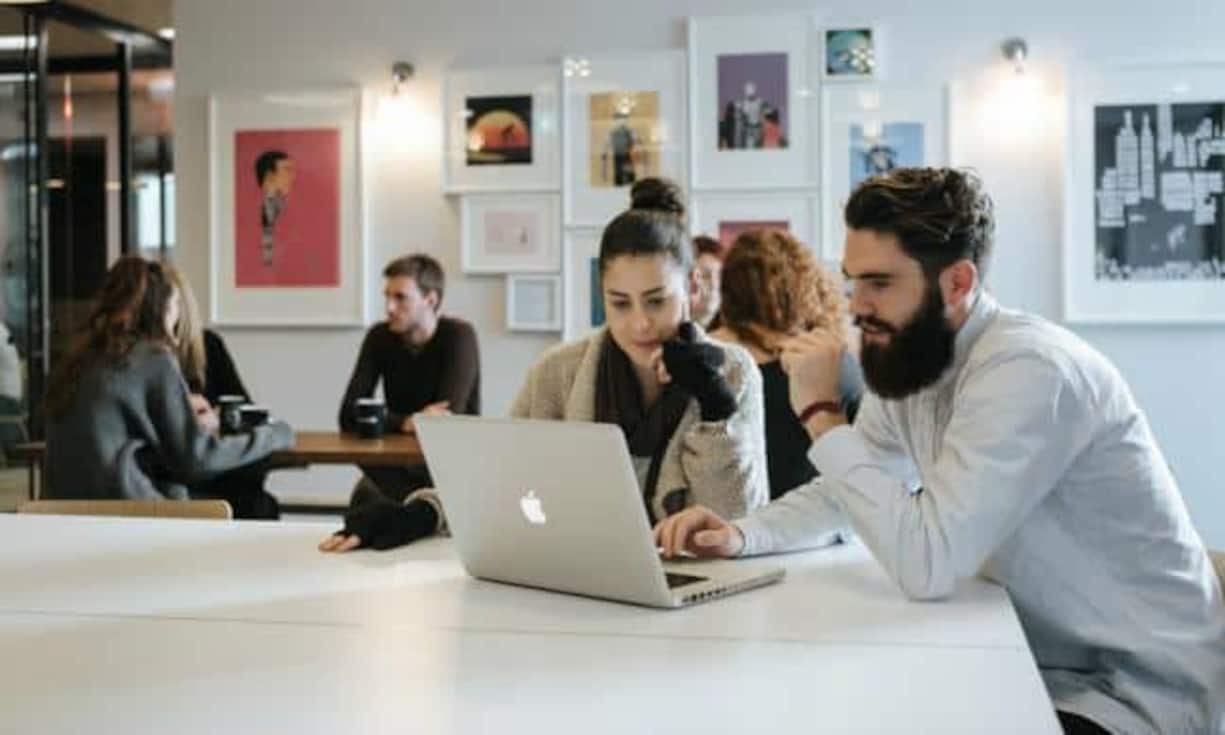 Auch Unternehmen neigen in Vorstellungsgesprächen zu Unwahrheiten. Der «Business Insider Deutschland» hat eine Übersicht erstellt. Besonders beliebt: «Wir wissen noch nicht, wie hoch wir den Job bezahlen werden.» Das ist entweder äusserst unwahrscheinlich oder sehr unprofessionell. Beides spricht gegen das Unternehmen.wework