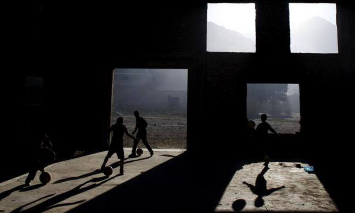 In Teilen der Fussballindustrie sind nicht regulierte Arbeitskonditionen Gang und Gäbe. 8 Prozent der Befragten haben keinen schriftlichen Vertrag. Das kommt in Europa nur sehr selten vor, in Afrika betrifft es dagegen 15 Prozent der Spieler