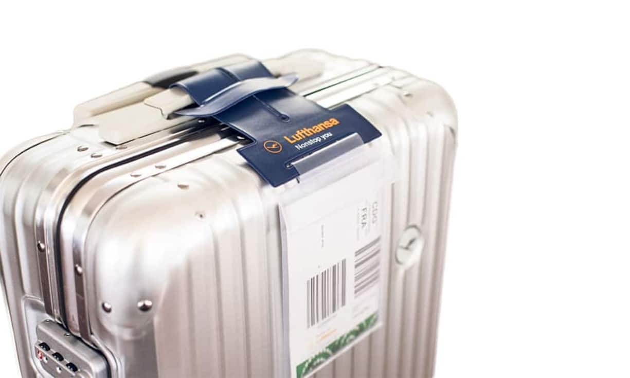 Lufthansa - Am Koffer: Ab sofort können Passagiere zwischen Frankfurt und Tokio ihre Anhänger für aufgegebenes Gepäck selbst ausdrucken. Beim Online-Check-in zu Hause oder im Büro erhalten Kunden mit der Bordkarte zusätzlich den HomeTag für den Hin- und Rückflug. Den Halter gibt es am Airport. Die Verfügbarkeit der Lufthansa-Innovation soll demnächst auf weitere Strecken von Frankfurt oder München nach Asien sowie den USA ausgeweitet werden. Gepäckanhänger für HomeTag: Gratis