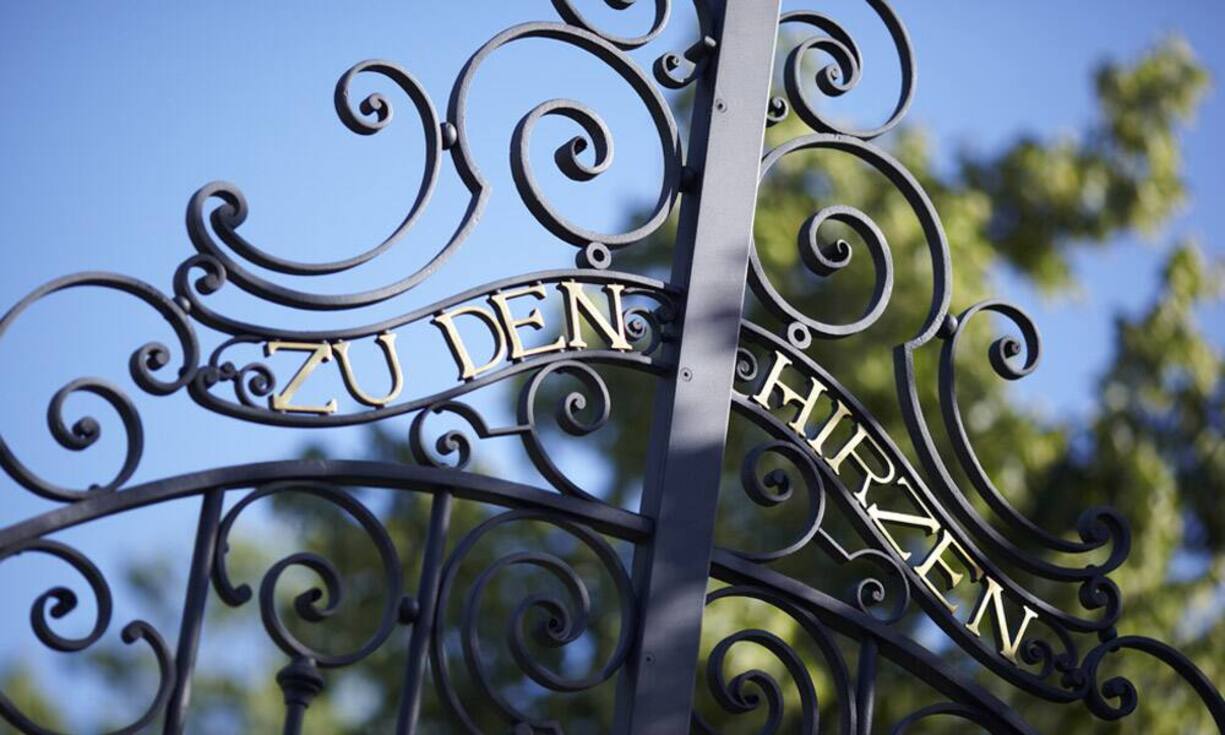 Diese geschichtsträchtige Villa liegt zwischen Riehen und Basel-Stadt. Und dennoch merkt man nichts von Stadt. Sie ist umgeben von...