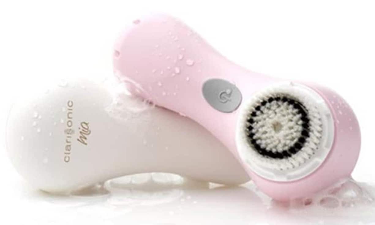 Ihrer Erfahrung nach bewirkt eine Behandlung mit der Clarisonic Gesichtsreinigungsbürste wahre Wunder und lässt die Haut strahlen.