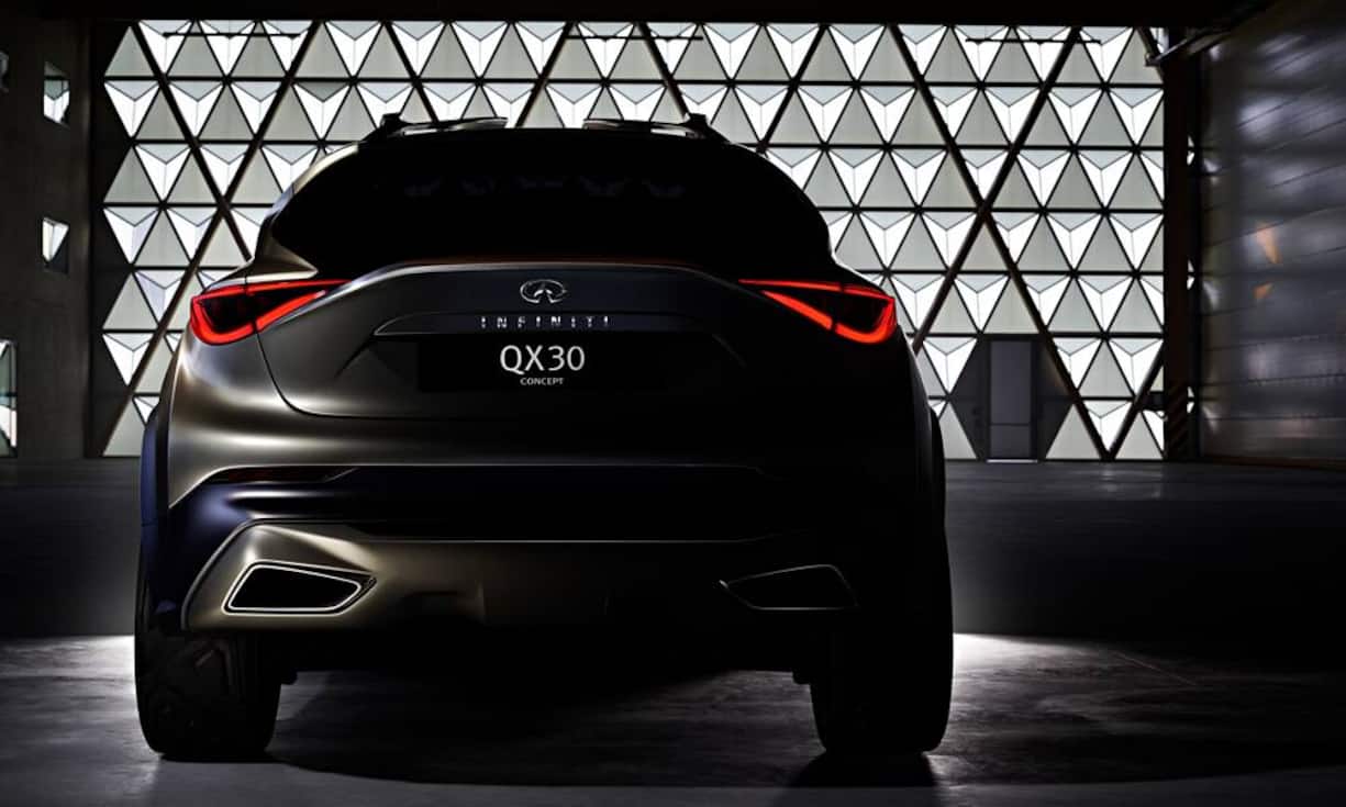 Infiniti zeigt das QX30 Concept. Bislang zeigt Infiniti nur eine Heckansicht der Studie, die einen Ausblick auf das kommende Serienmodell des QX30 gibt. Auffällig: Oberhalb des Kennzeichenhalters scheint der QX30 einen Bürzel zu haben. Unter der muskulös geformten Infiniti-Hülle arbeitet Technik von Mercedes. Denn der zukünftige QX30 basiert auf dem Kompakt-SUV GLA.Infiniti