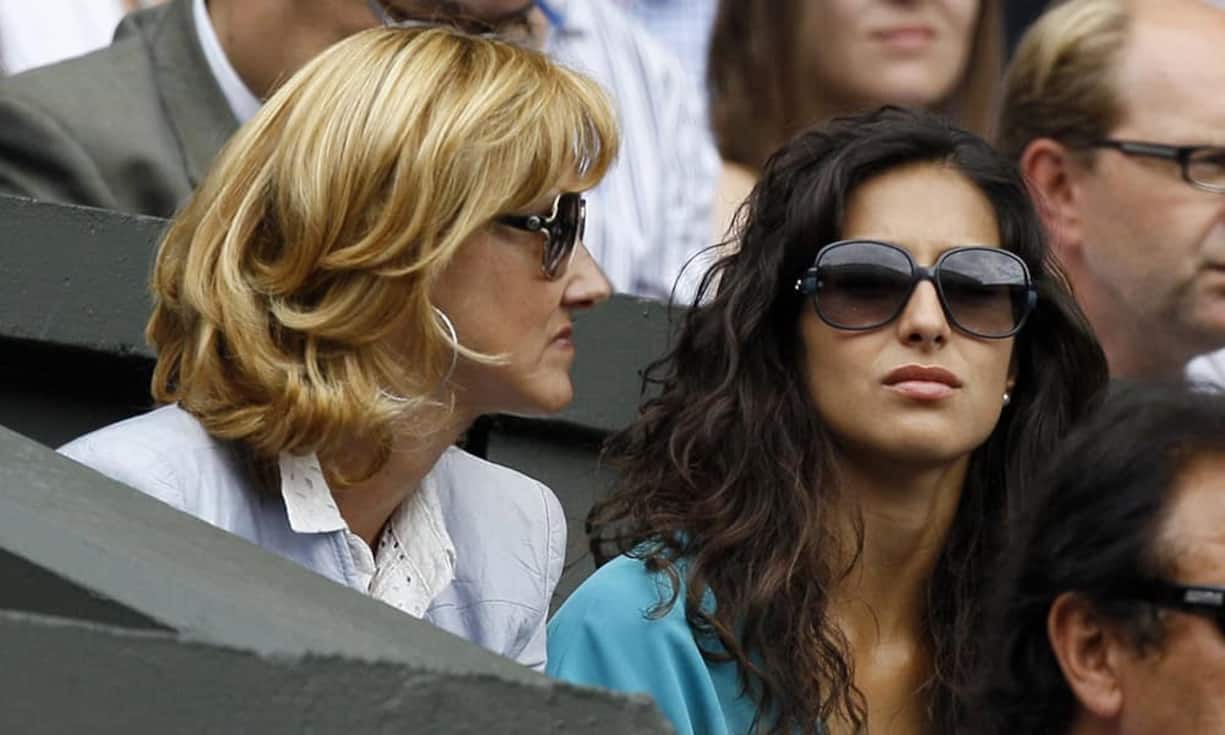 Mirka steht  als Frau Federers in einer gewissen Rivalität zu den Partnerinnen der anderen Tennisstars. Als Erstes zu Maria Francisca  Perelló, der Freundin von Rafael Nadal – gegen keinen anderen hat Roger so viele wichtige Finals verloren.