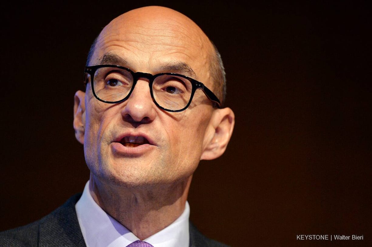 Migros Finanzchef Joerg Zulauf spricht an der Bilanzmedienkonferenz in Zuerich, am Mittwoch, 13. April 2016. Die Migros hat im letzten Jahr unter dem Einkaufstourismus und der Frankenstaerke gelitten. Der orange Riese hat zwar gleich hohe Einnahmen erzielt wie im Vorjahr. Die Marge und damit der Gewinn sind jedoch gesunken. (KEYSTONE/Walter Bieri)