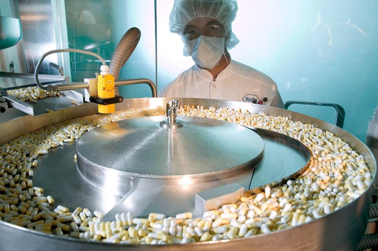 An undated company handout photo from Swiss pharmaceutical concern Roche Products shows a worker supervising the package of the Tamifu, the drug that combats the effects of bird flu in humans. The bird flu virus is spreading westwards across Russia it emerged Wednesday 19 October 2005, as Russian scientists confirmed that tests on poultry from the province of Tula, south of Moscow, had revealed the presence of the deadly H5N1 strain of the virus. (KEYSTONE/EPA/ROCHE/Str) === HANDOUT, ===