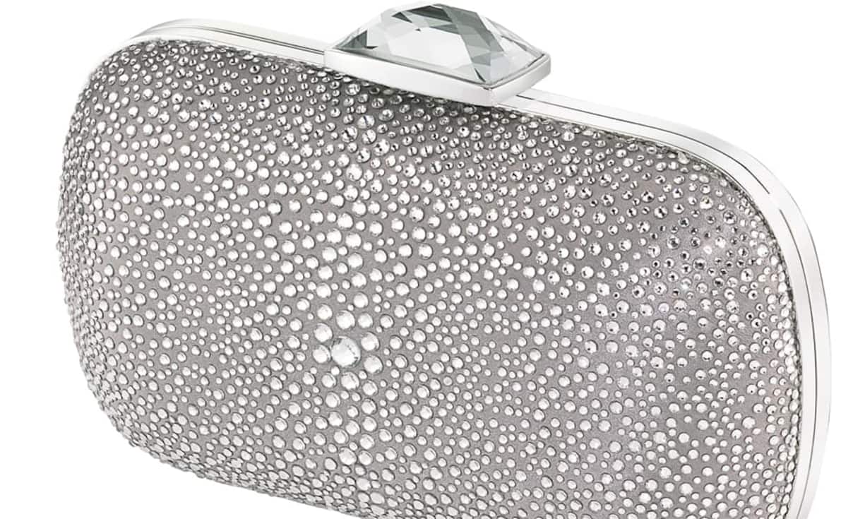 Funkelnd: Swarovski (Frau) 2'744 klare Kristalle verzieren die Vorderseite dieser Clutch mit dem Namen Minaudière. Die andere Seite besteht aus schwarzem Kalbsleder. Ein Kristall mit 48 Facetten im exklusiven Nirvana-Schliff von Swarovski bildet den Verschluss. Preis 749 Franken