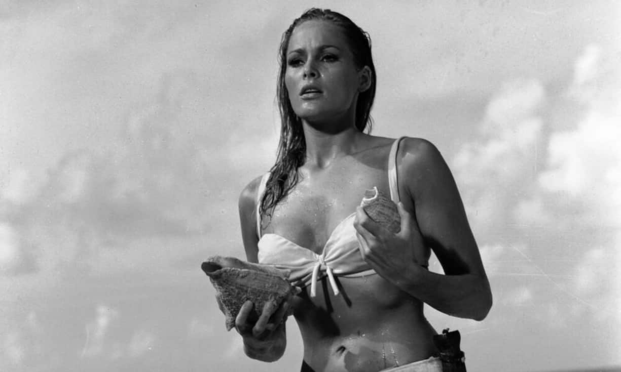 Die Schweizerin Ursula Andress schaffte ihren Durchbruch als Bond-Girl. Als emanzipierte Frau beklagte sie sich, dass sie immer wieder auf ihre Schauspiel-Rolle reduziert wird. Heute lebt sie zurückgezogen in Italien und hat sich vom Filmgeschäft verabschiedet.