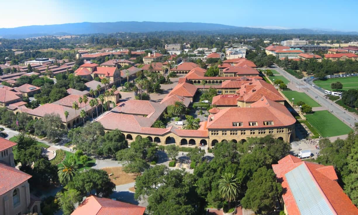 Platz 3: Stanford University Auf dem dritten Rang der Universitäten mit den meisten reichen Absolventen liegt die renommierte Stanford University. Seit ihrer Gründung wurden 30 Fakultätsangehörige mit dem Nobelpreis ausgezeichnet. Von den Aboslventen zählen 1240 zu den reichsten Menschen der Welt, darunter die Google-Gründer Larry Page und Sergey Brin sowie Yahoo-Chefin Marissa Mayer.Wikimedia/CC