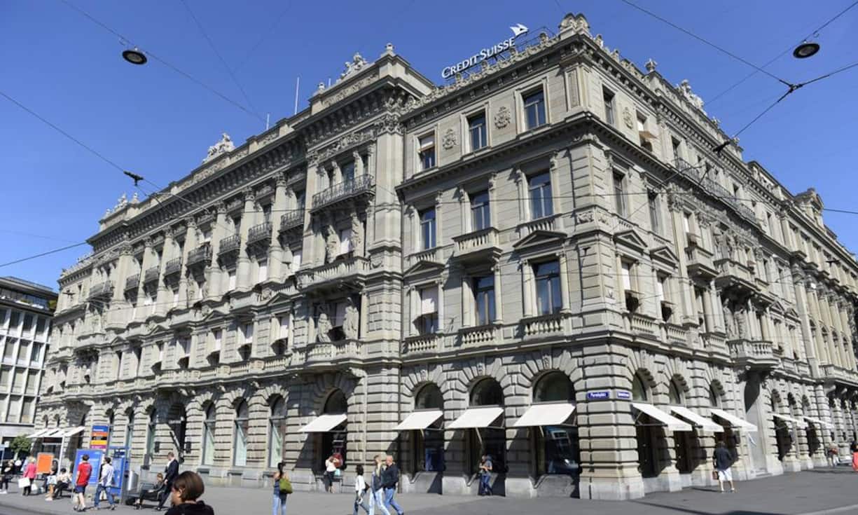 Credit Suisse, Zürich, 1873, Jakob Friedrich Wanner, 1994 Umbau Atelier 5: Jakob Friedrich Wanner war ein Stararchitekt im 19. Jahrhundert, er richtete für Alfred Escher nicht nur die Kreditanstalt am Paradeplatz als Paradeadresse ein, sondern baute auch die Bahnhöfe. Das Gelddenkmal ist mittlerweile in Denkmalmanier umgebaut, und im Erdgeschoss, wo der Geldhandel war, glitzern nun Luxusgüter aller Art, denn die Bank wohnt ja heute im Computer.