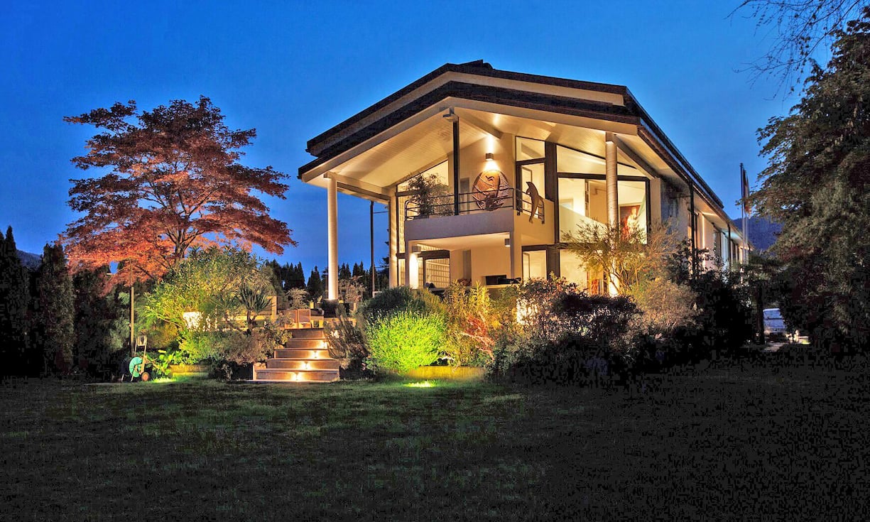 Das Grundstück erstreckt sich über 2700 m², wobei die Wohnfläche 700 m² beträgt.