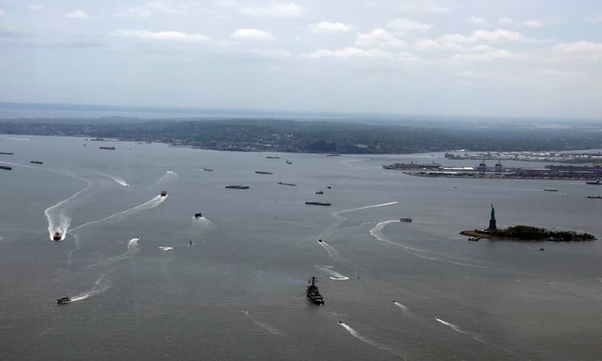 Im Süden sieht man die Freiheitsstatue.