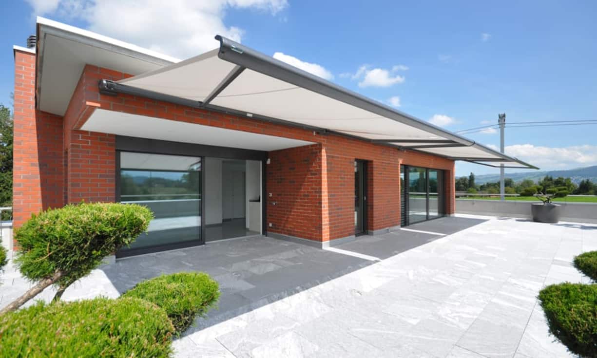 Das Mehrfamilienhaus mit drei Wohneinheiten ist über eine Zufahrtsstrasse erschlossen, die als Sackgasse konzipiert ist. Mit drei Garagen und einem Besucher-Parkplatz pro Wohnung haben Automobilenthusiasten genug Raum für ihre Fahrzeuge.