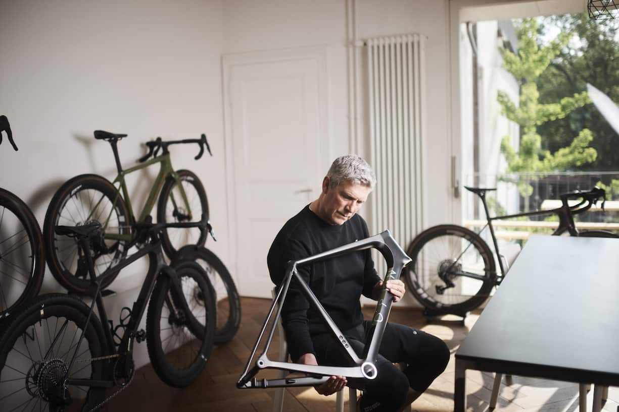 Kessler prüft die Lackierung eines Carbonrahmens.