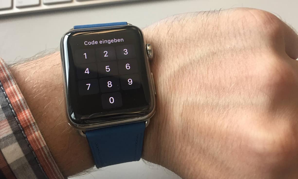 Gleich zu Beginn muss man sich für einen fünfstelligen Code entscheiden, um die Uhr zu sichern.