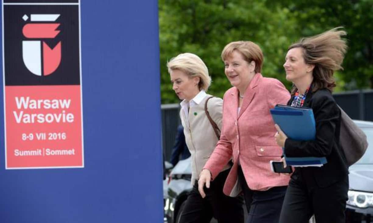 Clinton würde mit einem Sieg Angela Merkel auch den Posten als mächtigste Frau der Welt streitig machen – diese Liste führt die deutsche Bundeskanzlerin, hier mit der deutschen Verteidigungsministerin Ursula von der Leyen (li.), seit Jahren an.