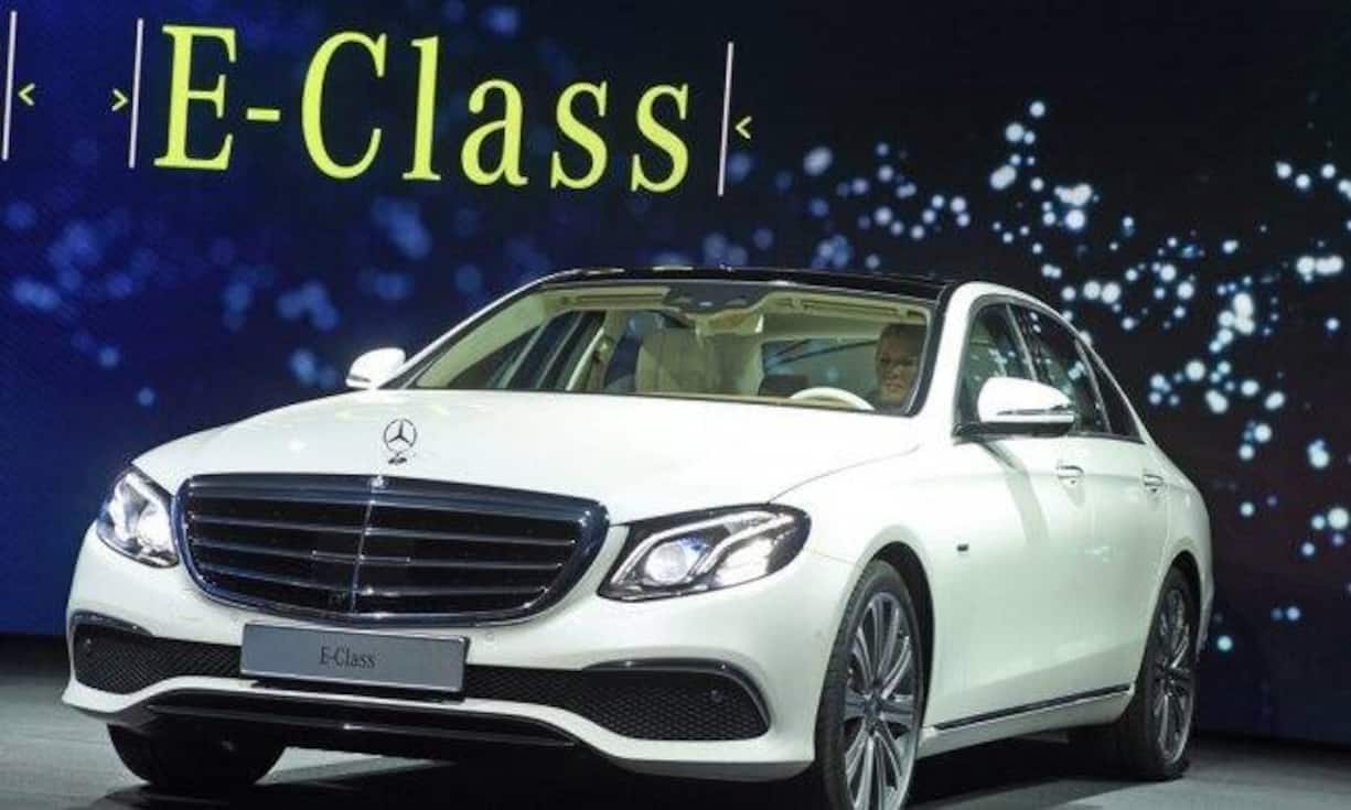 Mercedes E-KlasseDer neue E-Klasse-Wagen nähert sich der S-Klasse und ist damit schon fast in der Luxusklasse anzusiedeln. Gegenüber dem Vorgänger ist die Limouse um 4,3 Zentimeter in die Länge gewachsen. Neu ist auch ein Notbrems-Assistent, der das Fahren sicherer machen soll.