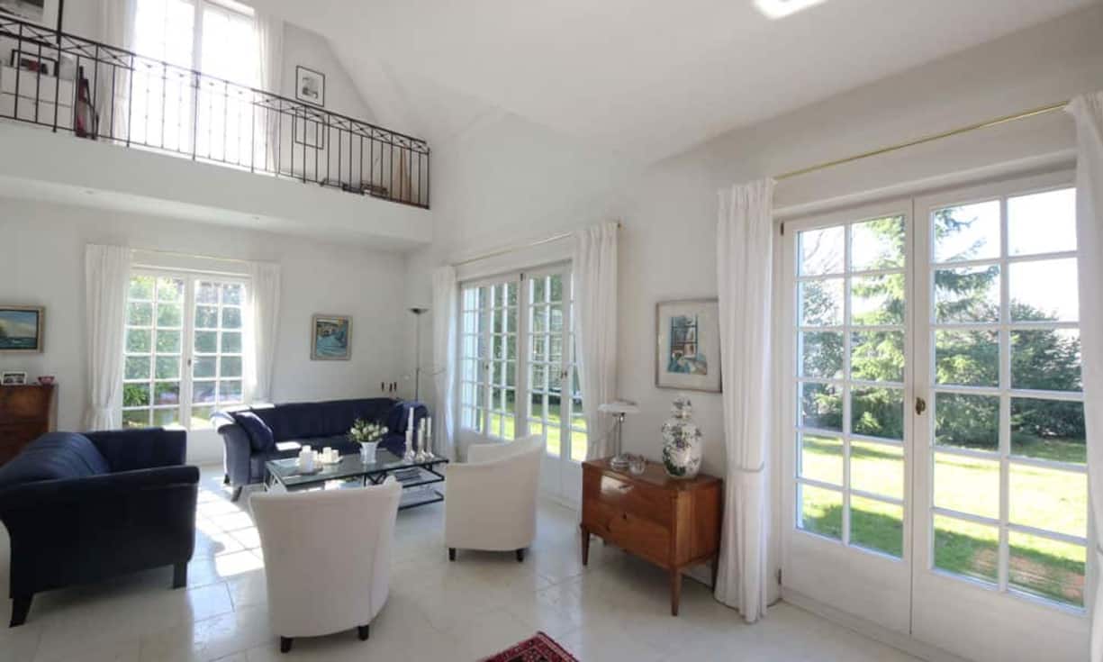 Die Liegenschaft besitzt einen grossen und hellen Wohnbereich mit Galerie und Cheminée.