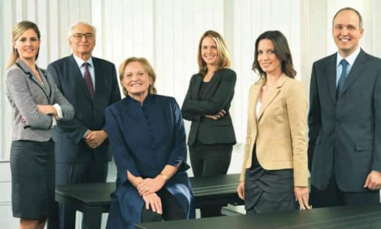 Auf Platz 10 der 300 Reichsten in der Schweiz ist Familie Liebherr, die sich sich mit Baumaschinen, Kühlschränken, Hotels ein Vermögen von 8-9 Milliarden Franken anhäufen konnte.