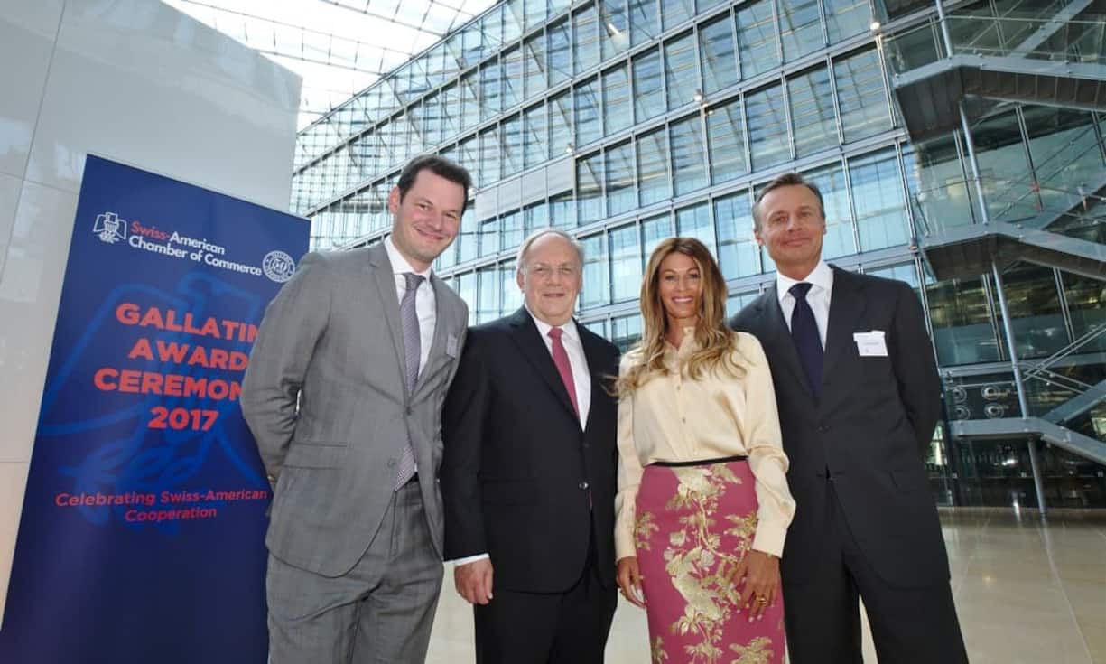 Pierre Maudet, Staatsrat, Kanton Genf;
Johann-Niklaus Schneider-Ammann, Bundesrat;
Kirsty Bertarelli;
Ernesto Bertarelli (Bildbeschrieb: v.l.n.r.)