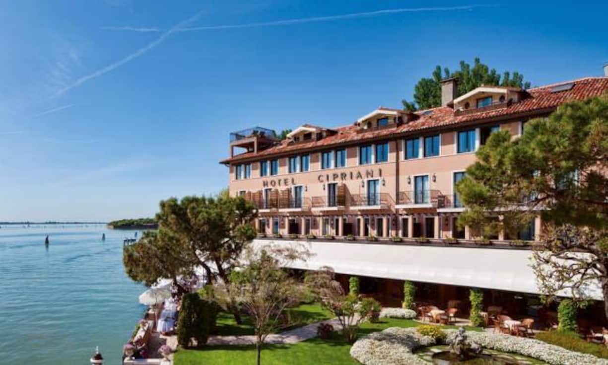 Platz 1 (Vorjahr: 3): Belmond Hotel Cipriani, VenedigHeute ist es besonders wichtig, dass Hotels das Lebensgefühl ihrer Destination vermitteln. Dem Cipriani gelingt dies grandios: Venedig wird hier und von hier aus zum Erlebnis, zugleich kann man dem Trubel jederzeit stilvoll entfliehen: Innert fünf Minuten führt das Mahagoniboot vom Markusplatz zum Hotel auf der Giudecca-Insel. Für viele Reisende ist das Cipriani die schönste Stadtoase der Welt.Bilder: PR