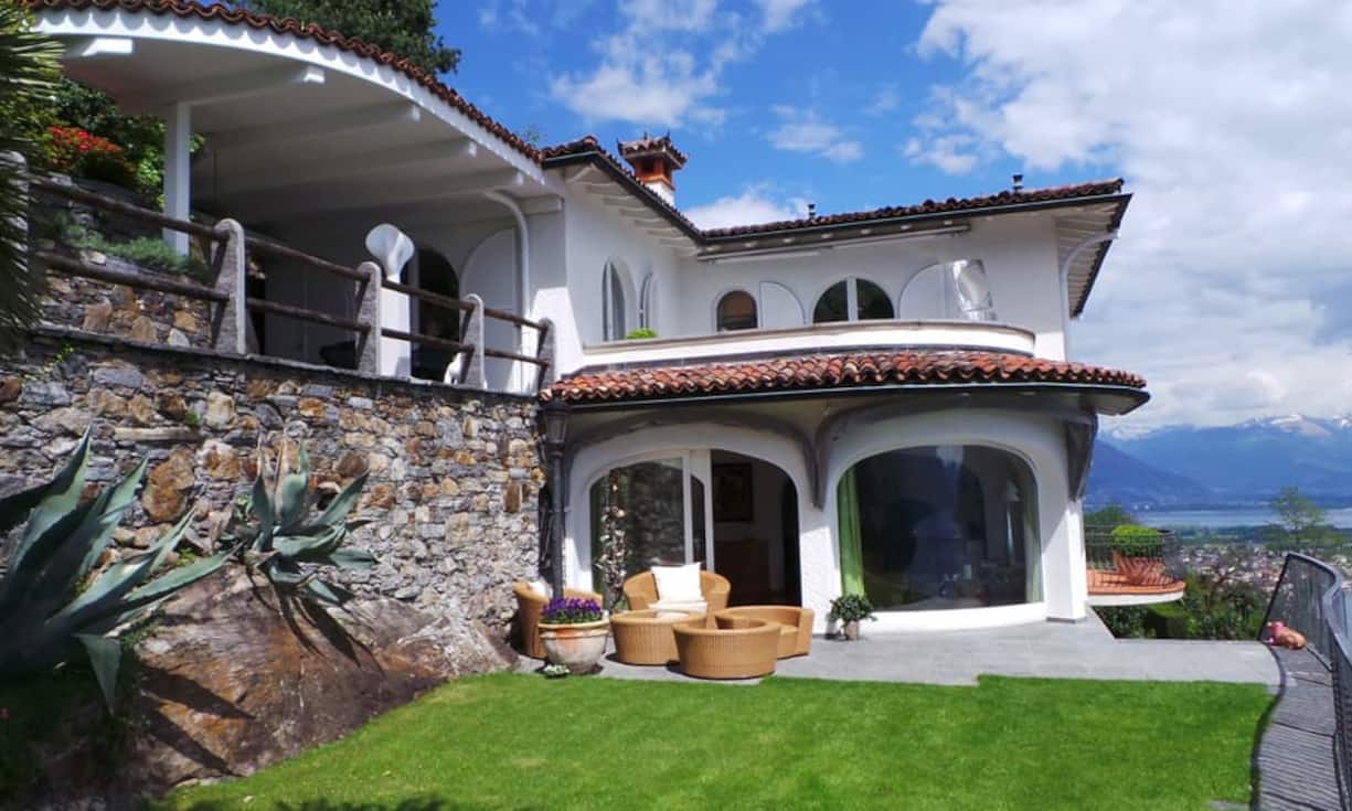 Das Haus in Ronca sopra Ascona TI verfügt über eine Wohnfläche von 380m2 und ist umgeben von 1000m2 Umschwung. Es hat vier Schlafzimmer und zwei mit Bisazza-Mosaik und schwarzem Granit ausgestatteten Badezimmer.