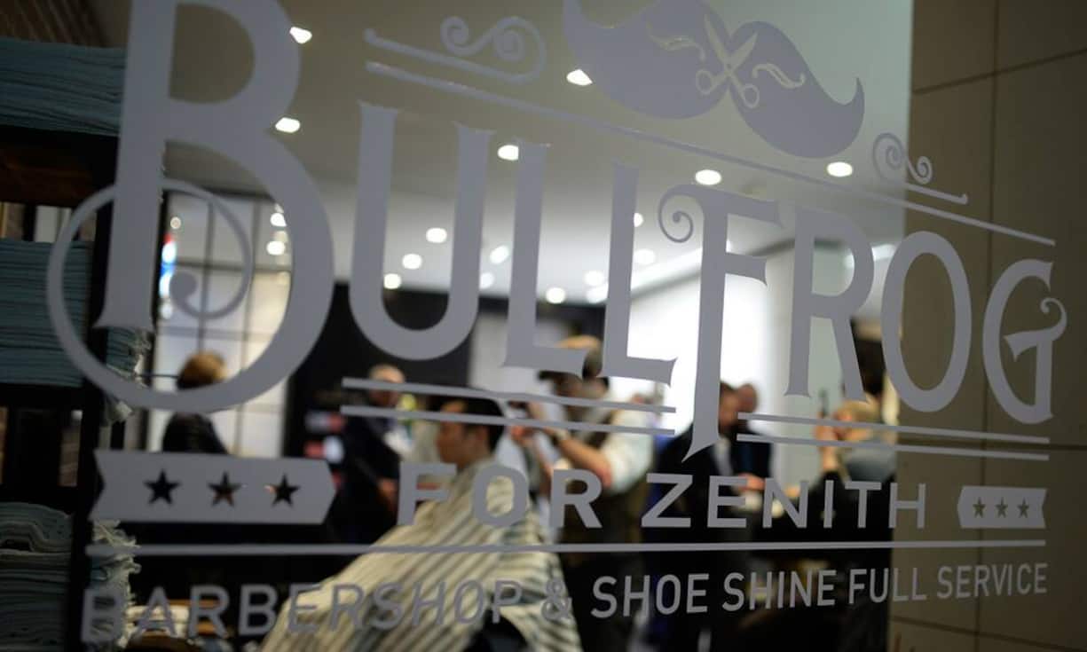 Der Druck etwas besonderes bieten zu können ist gross. Spezielles hat sich die Uhrenmanufaktur Zenith einfallen lassen. Interessierte können sich an ihrem Stand die Haare schneiden lassen.