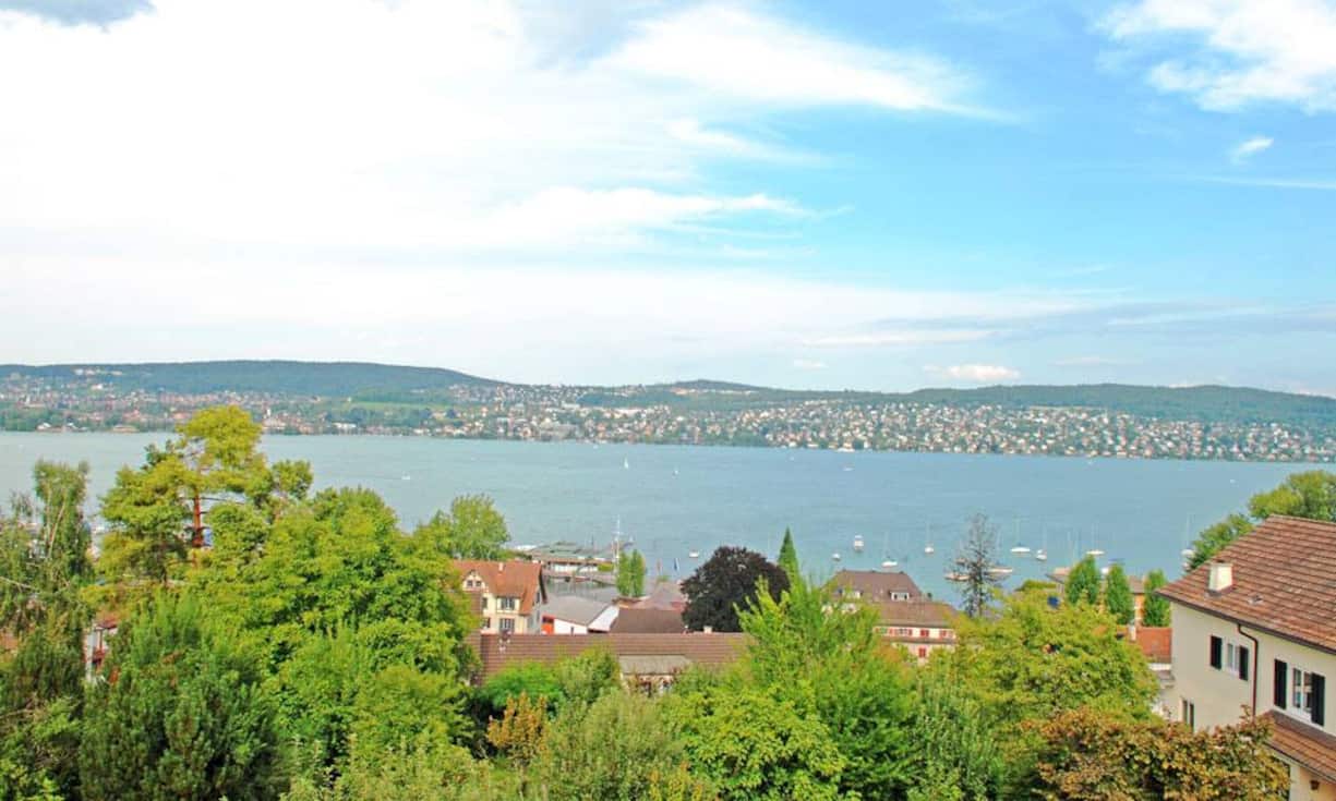 Der Zürichsee liegt den Bewohnern förmlich zu Füssen und das Zentrum der Stadt Zürich ist nur 10 Minuten entfernt.