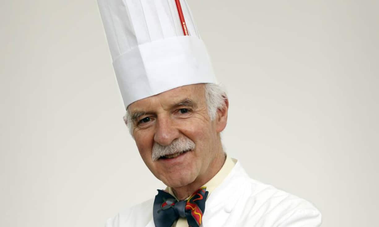 Anton Mosimann war der erste Küchenchef aus der Schweiz, der im Ausland für Aufmerksamkeit sorgte. Als 28-Jähriger wurde er Chef de Cuisine im Dorchester Hotel und erkochte dort zwei «Michelin»-Sterne - die ersten, die je für ein Hotelrestaurant ausserhalb Frankreichs vergeben wurden. 1988 eröffnete er den «Mosimann's Club» in Belgravia. Mosimann kocht für Prince Charles, die Queen und königliche Empfänge.