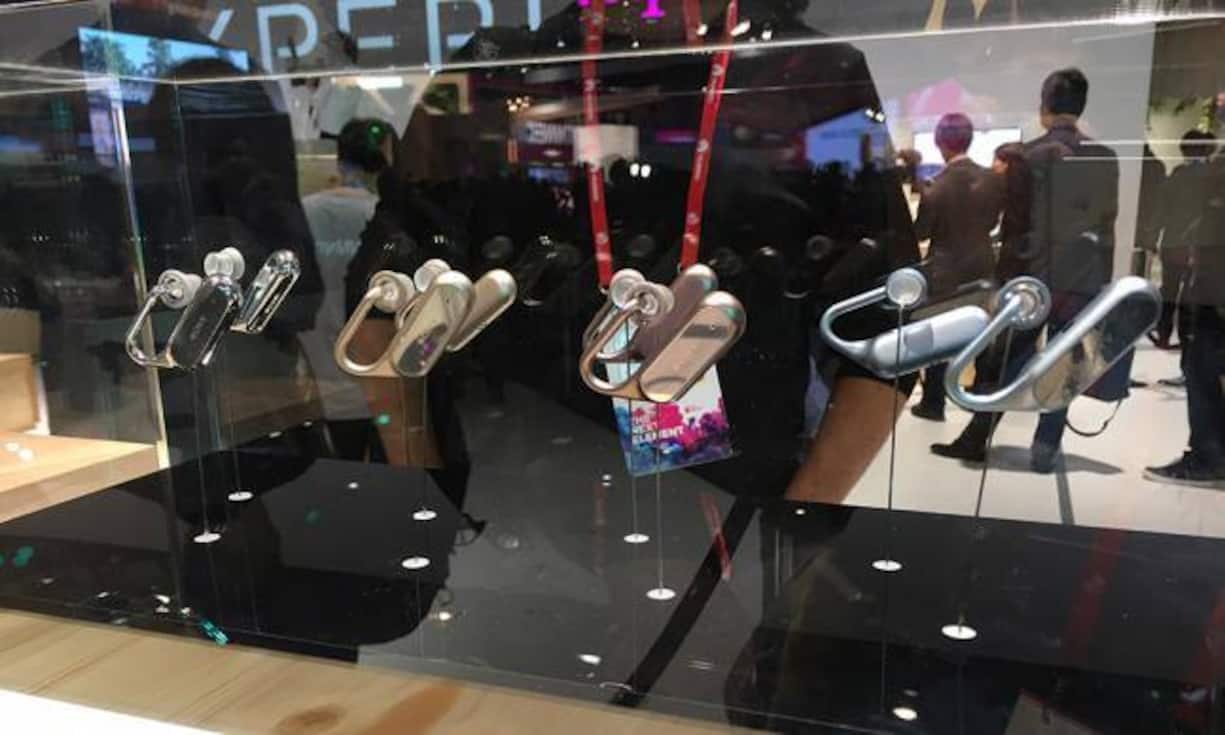 Xperia Ear ist ein Kopfhörer mit integriertem Digitalassistenten. Damit hat man gemäss Sony freie Hände, Augen und sogar Ohren - denn die Technologie leitet den Sound direkt in den Hörkanal, Nutzen können Umgebungsgeräusche beim Musikhören oder Kommunizieren weiter wahrnehmen.