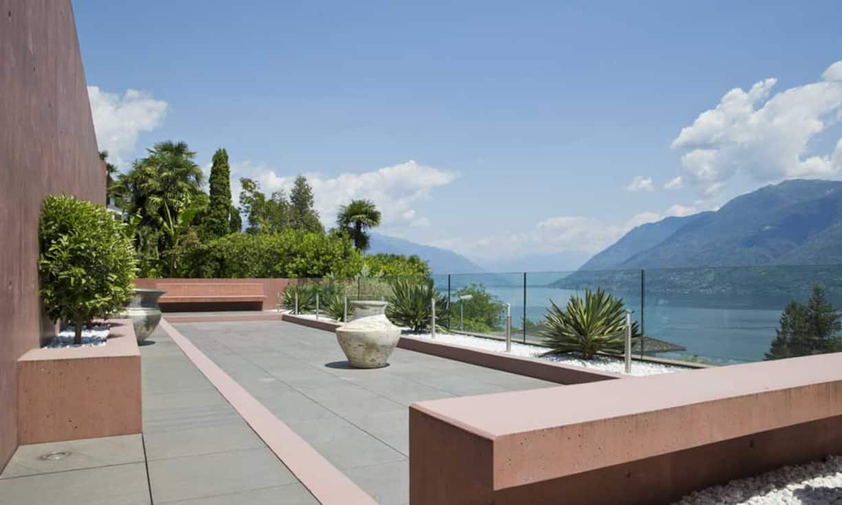 Auf dem Grundstück von 1614 Quadratmetern findet sich eine eigene Parklandschaft mit subtropischer Vegetation. Von der Strasse gelangt man zur grossen Garage ,welche Platz hat für elf Autos hat. Von dort kann der Lift genutzt werden, der in jede Etage des Anwesens führt.