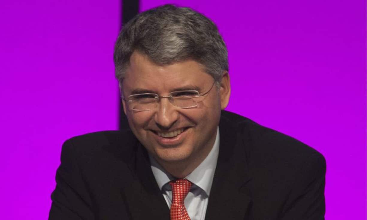 Auf Platz 6 findet sich eine von zwei Schweizer Firmen in den Top Ten: Roche-CEO Severin Schwan bekam 10,02 Millionen Euro.