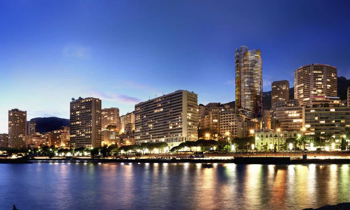 Der Odeon Tower ziert die Skyline des Fürstentum. Es wird das zweithöchste Wohnhaus Europas. Der Wohnturm steht in der teuersten Gegend des Fürstentums – in der Nähe des Kasinos.