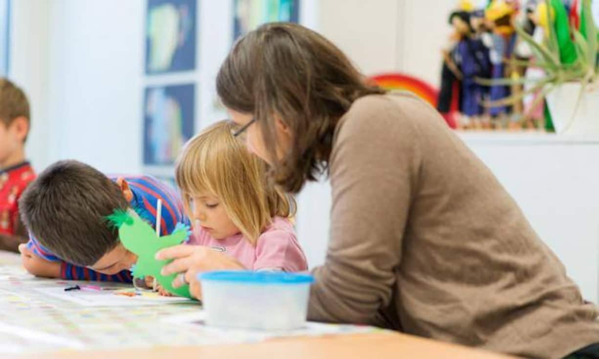 Anders sieht es in diesen Berufsgruppen aus: Betreuer in Kitas und Kindergärten  werden noch lange gebraucht. Das gilt auch für andere Branchen mit niedriger bis mittlerer Qualifikation.
Automatisierungswahrscheinlichkeit: 8 Prozent.