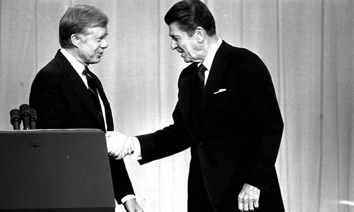 1980: Kopf-an-Kopf-Rennen zwischen Jimmy Carter und dem Republikaner Ronald Reagan (r.). Reagan, als erfahrener Schauspieler um einiges besser vor den Kameras, überzeugte die Zuschauer mit Witz und Charisma. Mit der Frage: «Geht es ihnen besser als vor vier Jahren?», traf er vor allem mit Blick auf die Wirtschaftslage einen Nerv.