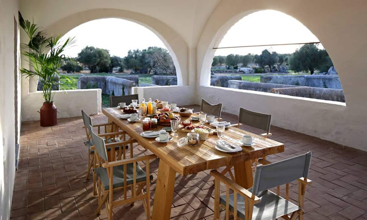 Diese Trends bewegen die Hotellerie: Trend eins: Fünf-Sterne-Farmen
Das São Lourenço do Barrocal mag keine Rooftop-Lounge, keinen Starkoch und kein Signature-Spa haben, aber das unaufdringlich luxuriöse Farmhotel ermöglicht seinen Gästen einen Schnellzugang zur Seele der Alentejo-Region östlich von Lissabon. Die Farm produziert eigenes Gemüse, Getreide, Oliven, Wein und Kork. Das Farm-to-table-Konzept im Restaurant ist keine Masche, sondern seit 200 Jahren gelebte Philosophie.