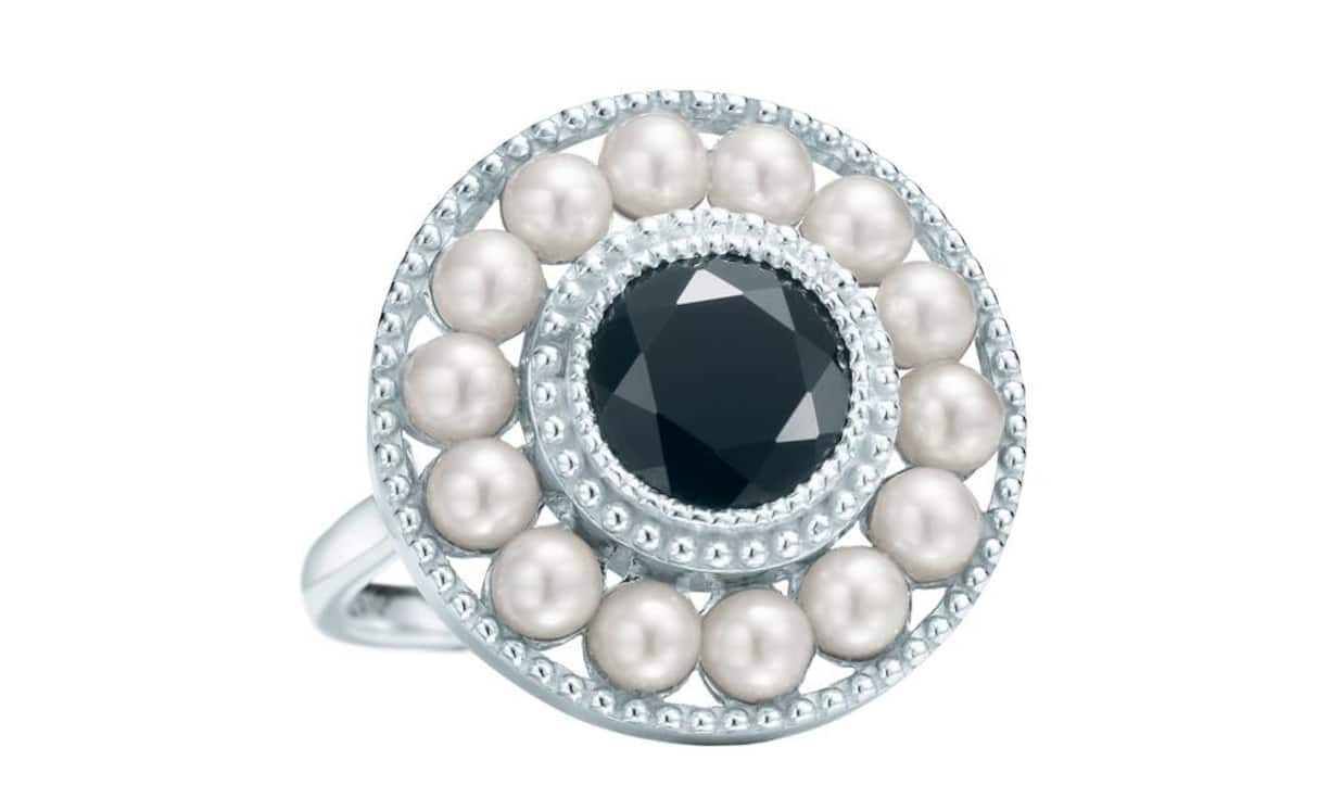 Glänzend: Tiffanys Auch mit einem Ring aus Sterlingsilber, rundem schwarzem Onyx und Süsswasser-Zuchtperlen kann man seine Trendaffinität unter Beweis stellen. Preis 600 Franken