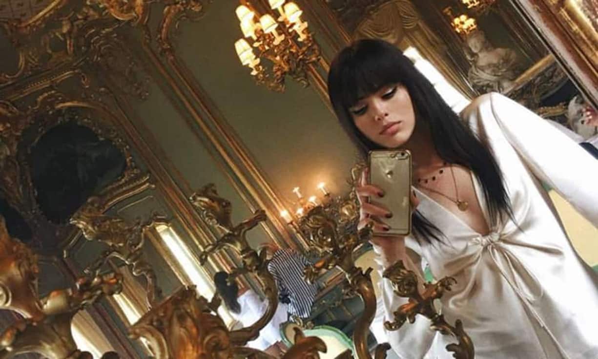 Die Schweizerin Kristina Bazan (23) ist Digital Influencer, Buchautorin und Sängerin. Mittels Kooperationen mit Marken wie Dior, IWC oder Benetton verdient sie Geld. Sie hat 2,4 Millionen Instagram-Abonnenten, 2,1 Millionen Likes auf Facebook. «Bei zwei Millionen Followern auf Instagram können Blogger 5000 Euro pro gesponserten Post verlangen», sagte «Cover PR»-Chefin Anne Höweler der «Bilanz».