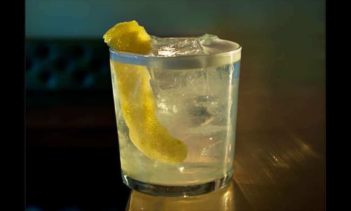 Gin spritzig: Gin Fizz, die geschüttelte Version des Tom Collins, besteht aus Gin, Zuckersirup, Zitronensaft und Soda.