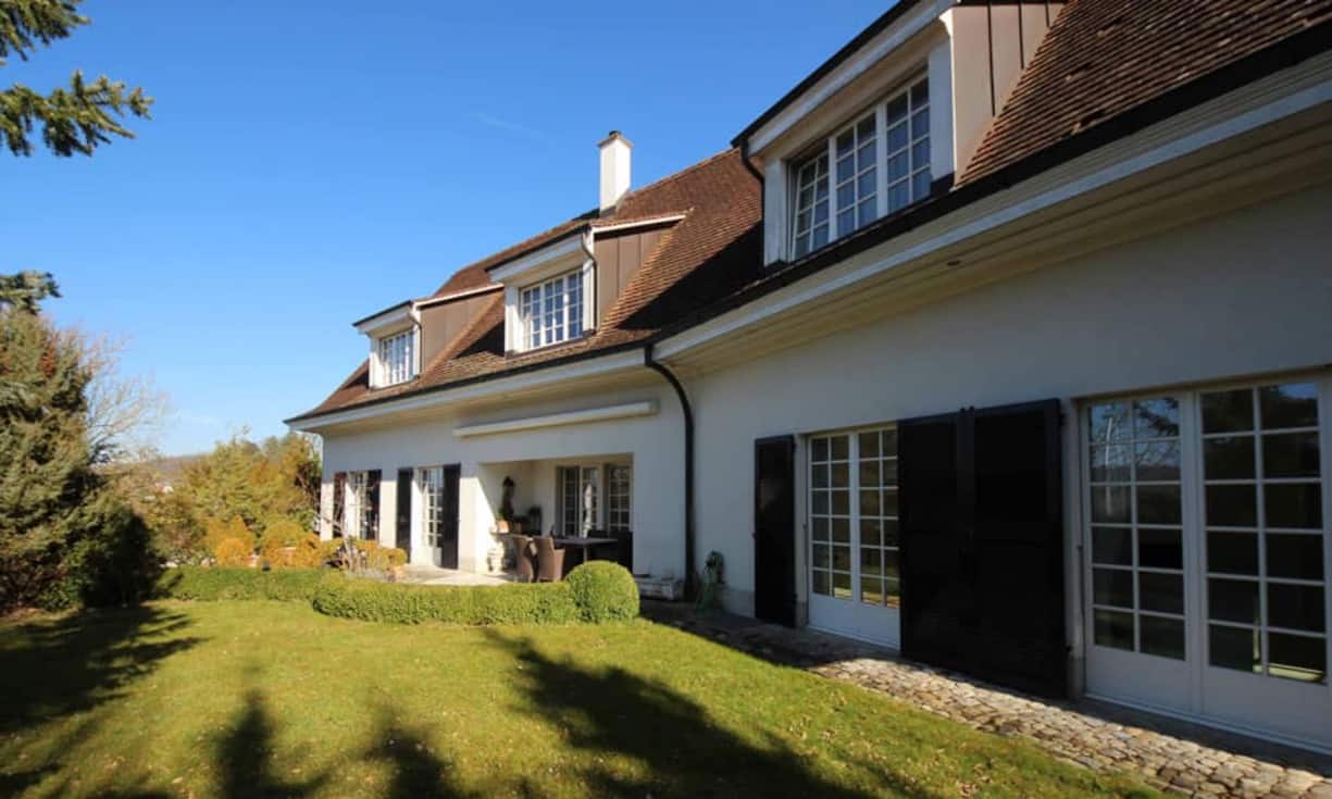 Die Villa befindet sich am Sonnenhang in Riehen bei Basel und bietet viel Privatsphäre und Fernsicht.  Preis: 2'245'000 Franken Quelle und Bilder: Engel & Völkers