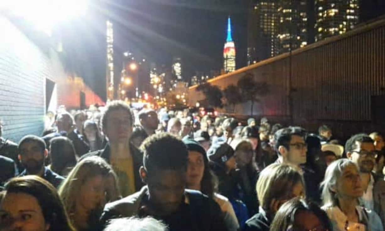 Unser Korrespondent berichtet von der Hillary-Clinton-Wahlparty in New York: «Tausende von Leuten stehen an, um Hillary Clinton zu sehen. Viele junge Gesichter sind da, viele weibliche Supporter von Hillary.»