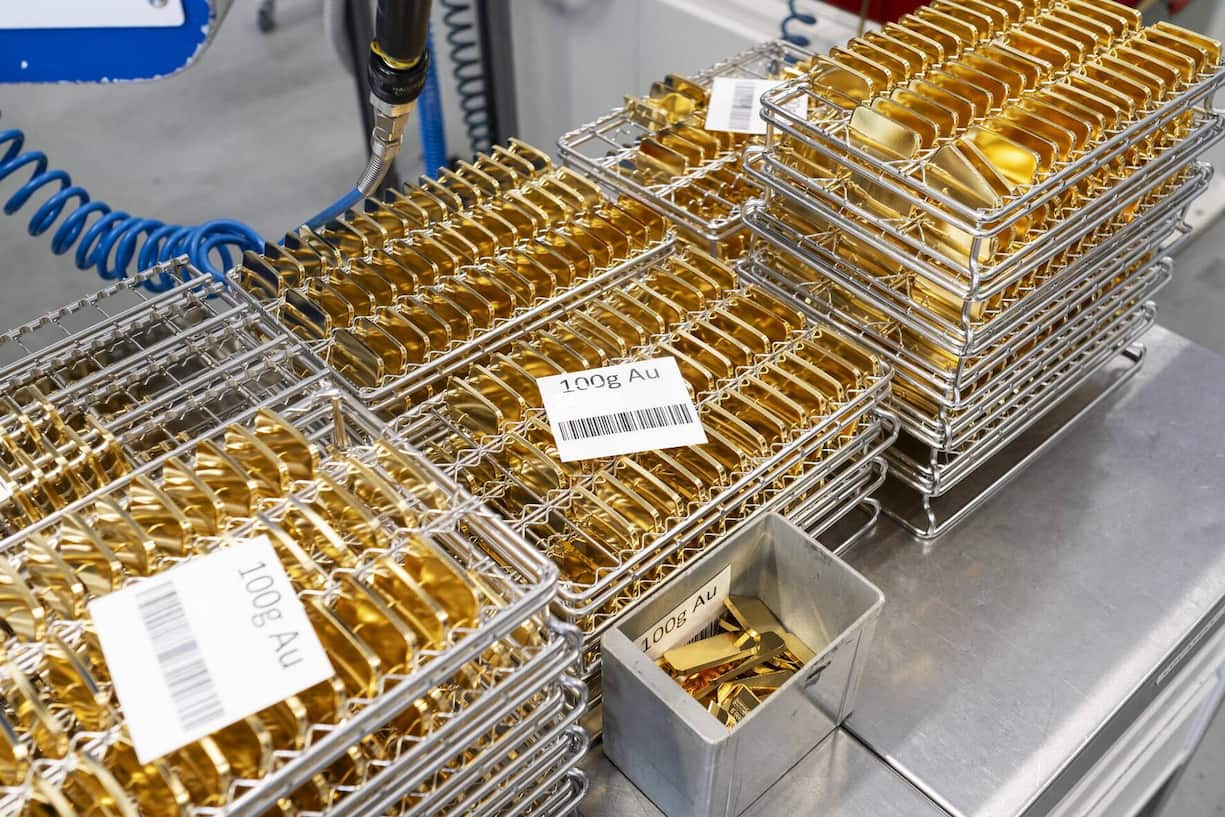 Frisch gegossen: Goldbarren in der Edelmetallraffinerie Argor-Heraeus in Mendrisio TI.